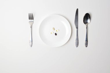 Multivitamin ve mineral takviyeleri. Tabletli masa hazır. Yemek değişimi. Birinci kişi görünümü.