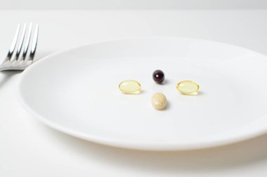 Multivitamin ve mineral takviyeleri. Tabletli masa hazır. Yemek değişimi. Birinci kişi görünümü.