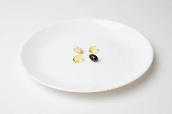 Compléments alimentaires multivitaminés et minéraux. Assiette avec comprimés. Remplacement de repas. Gros plan . — Photo