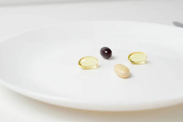 Halolaj, vitaminok, asztaxantnin, omega. Multivitamin és ásványi anyagok. Asztal készlet tablettákkal. Étkezéscsere. — Stock Fotó