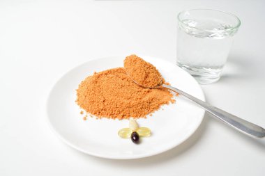 Kaşık üzerinde domates proteini çorbası. El barutu su bardağına koyar. Yemek değişimi. Kuru çorba. Multivitaminler, uyuşturucu, balık yağı, omega hapları. Yakın çekim..