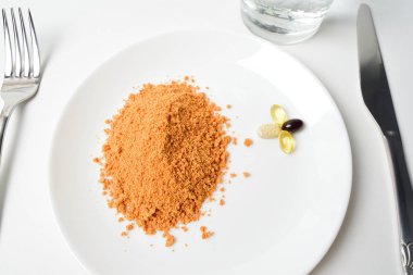 Kaşık üzerinde domates proteini çorbası. El barutu su bardağına koyar. Yemek değişimi. Kuru çorba. Multivitaminler, uyuşturucu, balık yağı, omega hapları. Yakın çekim..