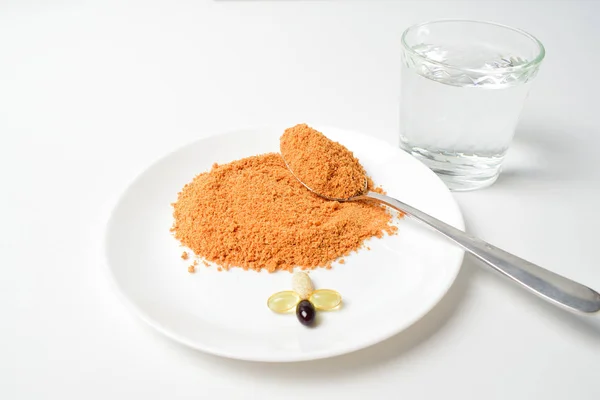 Kaşık üzerinde domates proteini çorbası. El barutu su bardağına koyar. Yemek değişimi. Kuru çorba. Multivitaminler, uyuşturucu, balık yağı, omega hapları. Yakın çekim..