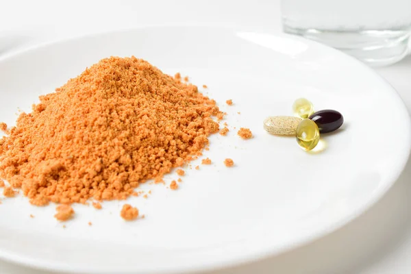 Kaşık üzerinde domates proteini çorbası. El barutu su bardağına koyar. Yemek değişimi. Kuru çorba. Multivitaminler, uyuşturucu, balık yağı, omega hapları. Yakın çekim..
