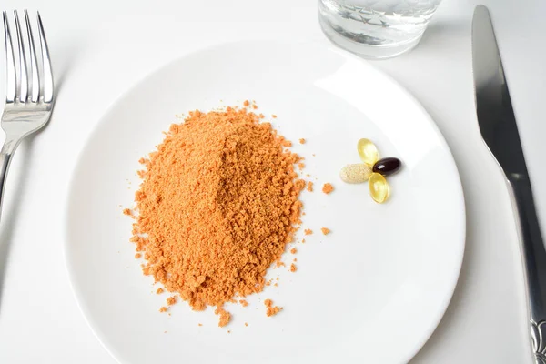 Kaşık üzerinde domates proteini çorbası. El barutu su bardağına koyar. Yemek değişimi. Kuru çorba. Multivitaminler, uyuşturucu, balık yağı, omega hapları. Yakın çekim..
