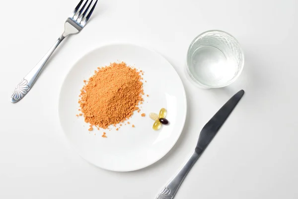 Kaşık üzerinde domates proteini çorbası. El barutu su bardağına koyar. Yemek değişimi. Kuru çorba. Multivitaminler, uyuşturucu, balık yağı, omega hapları. Yakın çekim..