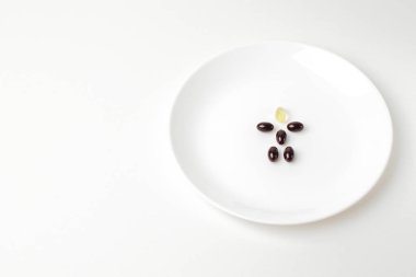 Astaxanthin ve balık yağı hapları insan şeklindedir.