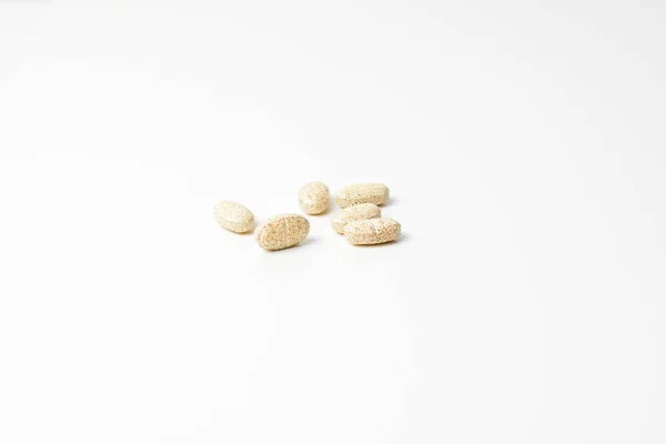 Pilules multivitaminées sur fond blanc . — Photo