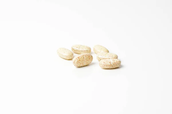 Πολυβιταμινούχα χάπια σε λευκό φόντο. — Φωτογραφία Αρχείου