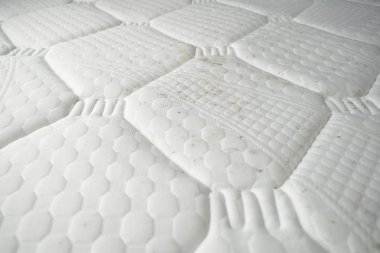 Yatak örtüsündeki mantar lekeleri. Kirli yatak.. 