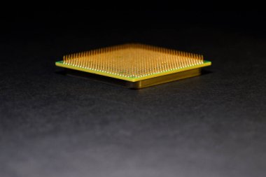 Karanlık bir arkaplanda kişisel bilgisayar işlemcisi. Uzayı kopyala. 