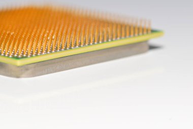 İşlemci - merkezi işlemci birimi. Çekirdeğin altın lobutları. Uzayı kopyala Sığ alan derinliği.