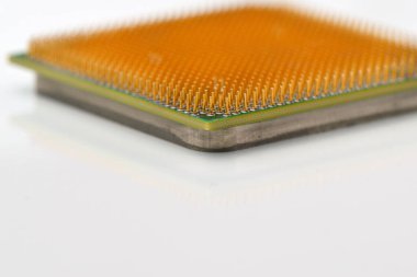 Merkezi işlemci ünitesi. Çekirdeğin altın lobutları. Uzayı kopyala Yüzeyin derinliği. İşlemci. Beyaz arka plan. Baş aşağı..