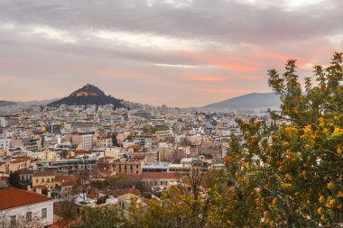 Atina, Yunanistan'ın eski şehir Anafiotika mahalleden Lycabettus Tepesi'nin görünümü. 