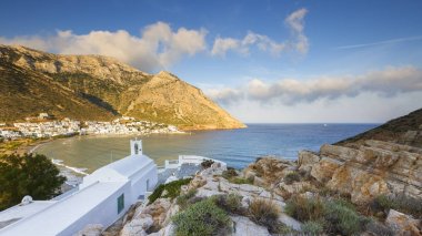 Agia Marina kilise ve Kamares köy görünümü.
