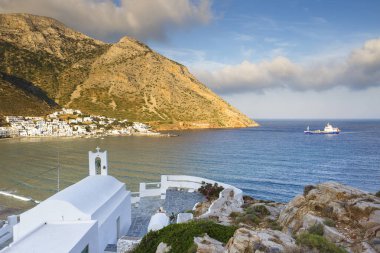 Agia Marina kilise ve Kamares köy görünümü.