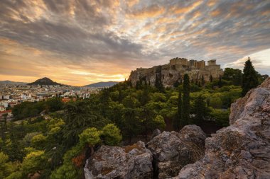 Sabah erkenden Areopagus tepeden görüldüğü gibi Akropolis. 