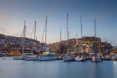 Athens, Yunanistan - 29 Mart 2018: Pire, Atina Mikrolimano Marinada görünümünü. 
