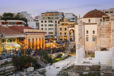 Atina, Yunanistan - 05 Nisan 2018: Hadrian'ın Kütüphane ve Atina'da Monastiraki meydanında eski cami kalıntıları.