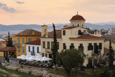 Atina, Yunanistan - 6 Nisan 2018: Kilise ve Atina, Yunanistan'ın eski şehir neoklasik yapılar. 