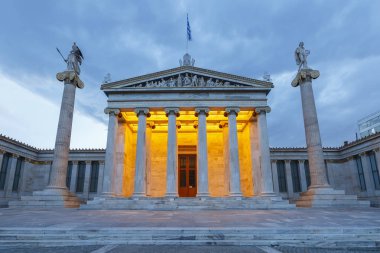 Atina, Yunanistan - 08 Nisan 2018: Modern bir bina Academy of Athens, ülkenin en yüksek araştırma kurulması Panepistimio içinde bulunan.