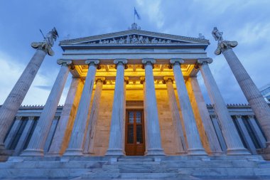 Atina, Yunanistan - 08 Nisan 2018: Modern bir bina Academy of Athens, ülkenin en yüksek araştırma kurulması Panepistimio içinde bulunan.