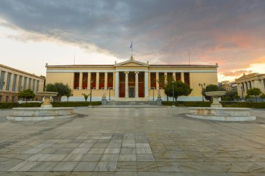 Athens, Yunanistan - 08 Nisan 2018: Panepistimio, Atinalı üçlü neoklasik yapılar ulusal ve Kapodistrian Atina Üniversitesi binanın.