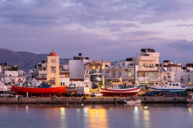 Ierapetra, Yunanistan - 13 Ocak 2020: Sabahın erken saatlerinde Ierapetra Limanı.