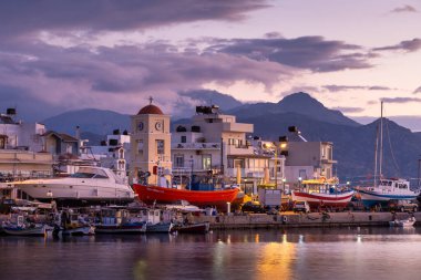 Ierapetra, Yunanistan - 13 Ocak 2020: Sabahın erken saatlerinde Ierapetra Limanı.