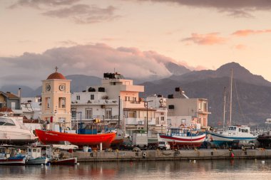 Ierapetra, Yunanistan - 13 Ocak 2020: Sabahın erken saatlerinde Ierapetra Limanı.