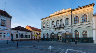 Rimavska Sobota, Slovakya - 3 Mart 2019: Rimavska Sobota ana meydanında tarihi şehir evleri, Slovakya