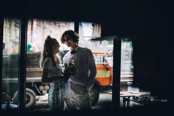 Casal Recém Casado Com Buquê Noiva Rua Urbana Fundo — Fotografia de Stock