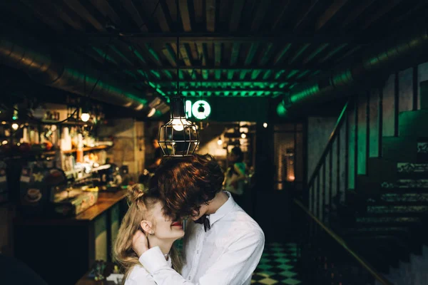 Joven Elegante Pareja Besándose Bar Interior — Foto de Stock