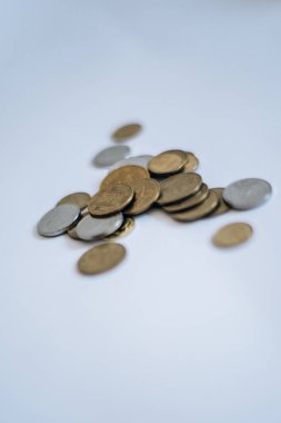 Beyaz arka planda farklı renk, boyut ve tirajdan oluşan Ukrayna sikkeleri