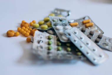 İlaçlar, hastalıkların tedavisi için çeşitli ilaçlar.