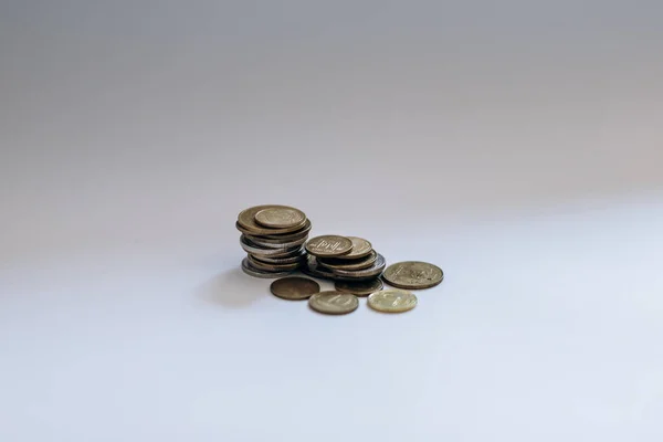 Beyaz arka planda farklı renk, boyut ve tirajdan oluşan Ukrayna sikkeleri 
