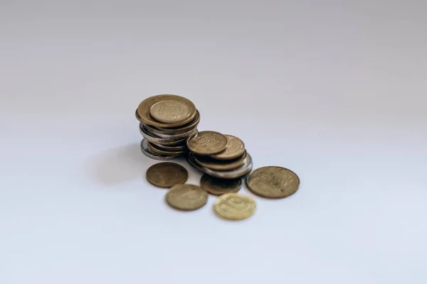 Beyaz arka planda farklı renk, boyut ve tirajdan oluşan Ukrayna sikkeleri 