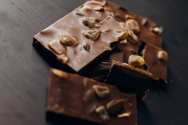 Siyah bir grafit tabakta kurutulmuş meyveli çikolata parçaları.