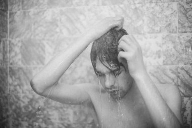 Banyodaki suyla birlikte siyah beyaz fotoğraf çekimi. Hiçbir yerde umutsuz görünen zihinsel fotoğraflar yok.