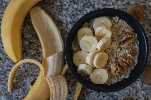 Pyszne Obfite Zdrowe Śniadanie Owsianka Bananem Orzechami — Zdjęcie stockowe