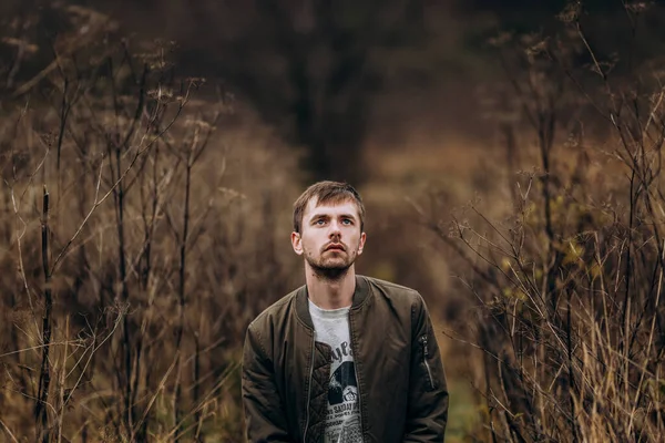 Ritratto Maschile Nel Parco Natura Nelle Fronti Autunnali — Foto Stock