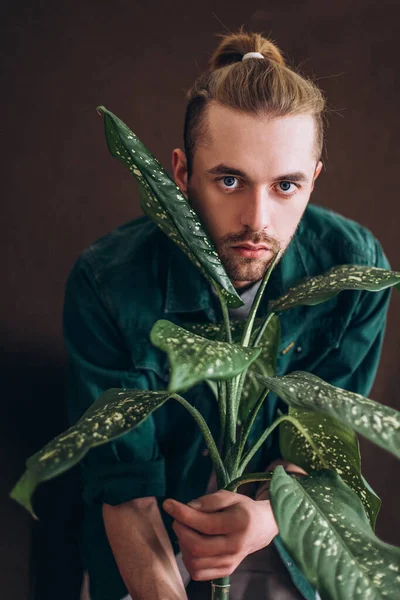 Mannelijk Portret Een Donkere Achtergrond Man Met Het Haar Een — Stockfoto