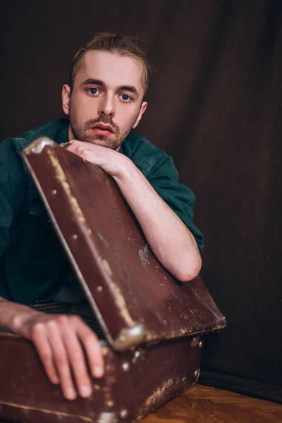 Retrato Masculino Sobre Fundo Escuro Tipo Com Cabelo Empacotado Foto — Fotografia de Stock