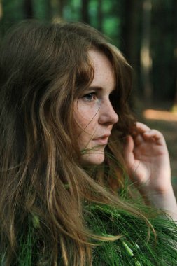 Bir yaz parkında kadın portresi çekimi.