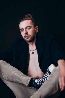 Karanlık bir arka planda erkek portresi. Saçları tomar tomar dökülen adam. Fotoğraf seyahat ve rahatlama arzusunu yansıtıyor..