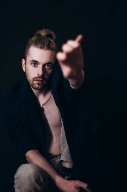 Karanlık bir arka planda erkek portresi. Saçları tomar tomar dökülen adam. Fotoğraf seyahat ve rahatlama arzusunu yansıtıyor..