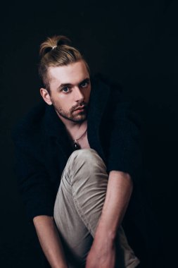 Karanlık bir arka planda erkek portresi. Saçları tomar tomar dökülen adam. Fotoğraf seyahat ve rahatlama arzusunu yansıtıyor..