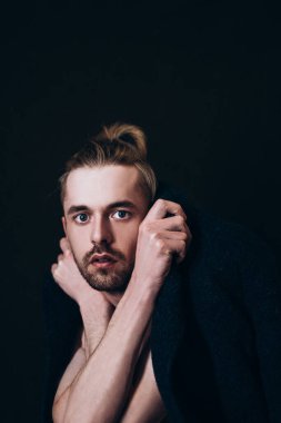 Karanlık bir arka planda erkek portresi. Saçları tomar tomar dökülen adam. Fotoğraf seyahat ve rahatlama arzusunu yansıtıyor..