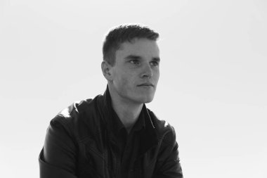 Doğada motosiklet süren adamlar. Fotoğraf seyahat ve rahatlama arzusunu yansıtıyor.