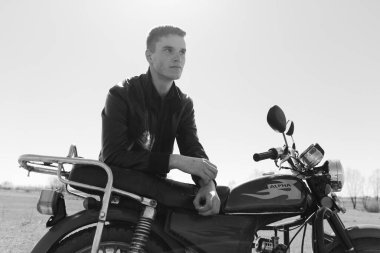 Doğada motosiklet süren adamlar. Fotoğraf seyahat ve rahatlama arzusunu yansıtıyor.